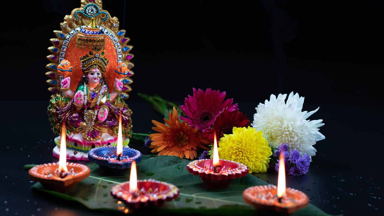 Laxmi Photo Vastu | लक्ष्मी जी की तस्वीर | Lakshmi Ji Ki Photo Kis Disha Me  Lagaye | where should goddess lakshmi be placed at home | HerZindagi