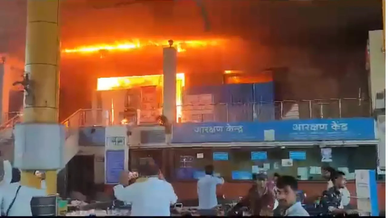 Massive Fire Breaks Out at Mumbai's Lokmanya Tilak Terminus station | VIDEO