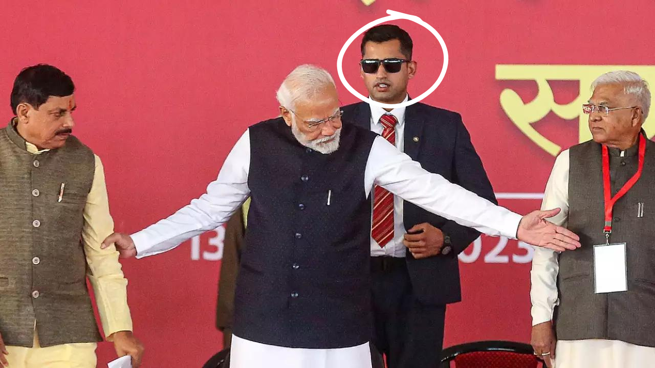 'Ceremony Gayi Tel Lene': Man Behind PM Narendra Modi Goes Viral