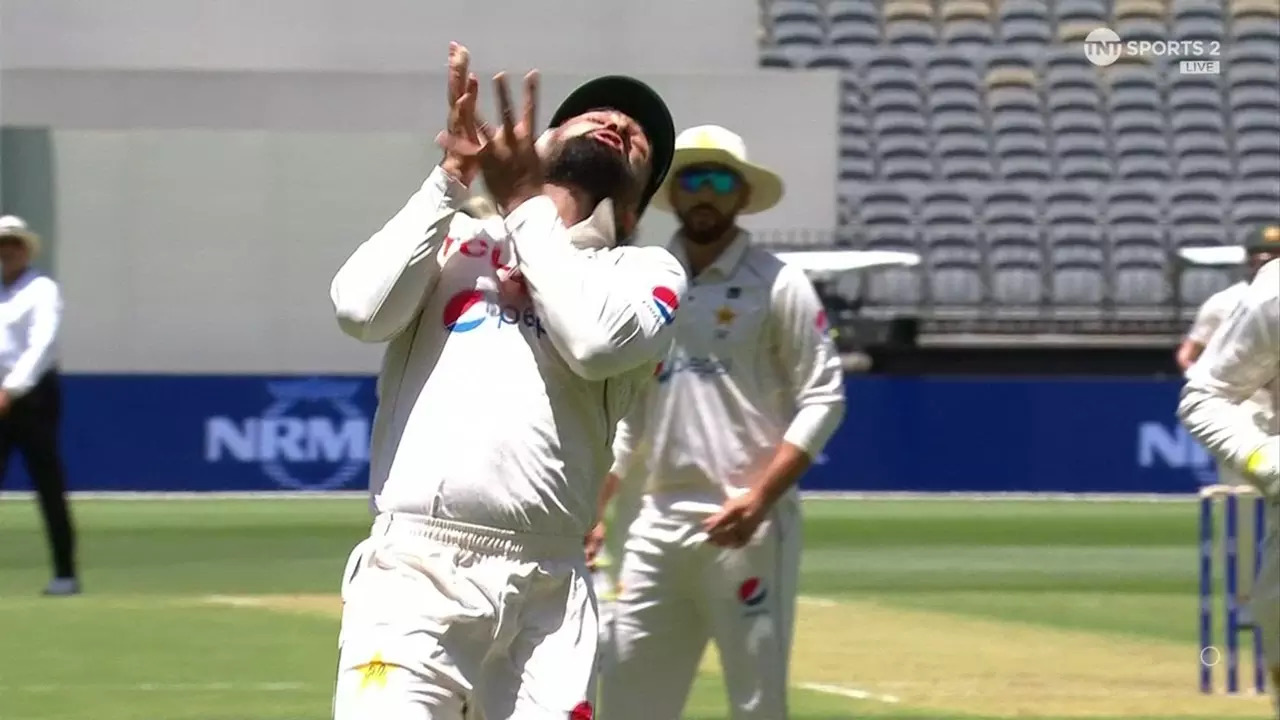 Australia vs Pakistan 1st Test: Abdullah Shafique Drops A Sitter To Give Lifeline To Usman Khawaja, Video Goes Viral - Watch