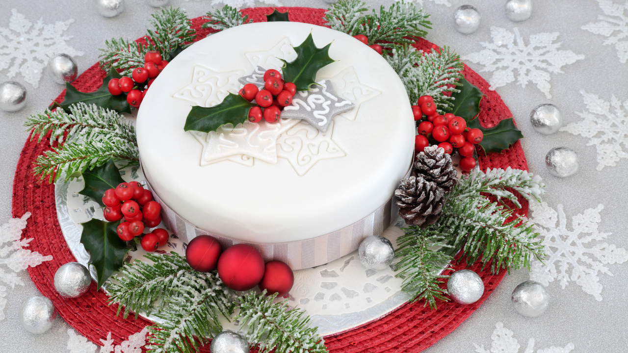 Bake these 4 Christmas cake recipes to celebrate the jolly occasion with your friends and family. Pic Credit: Canva