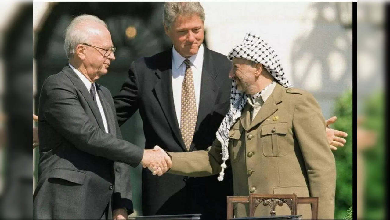 Oslo Accords Bill Clinton Yaseer Arafat and Yitzak Rabin.