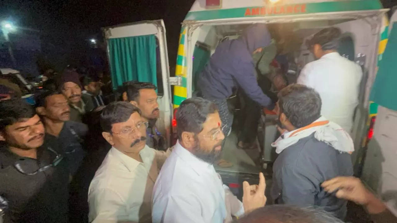 Maharashtra CM Eknath Shinde Helping Accident Victims