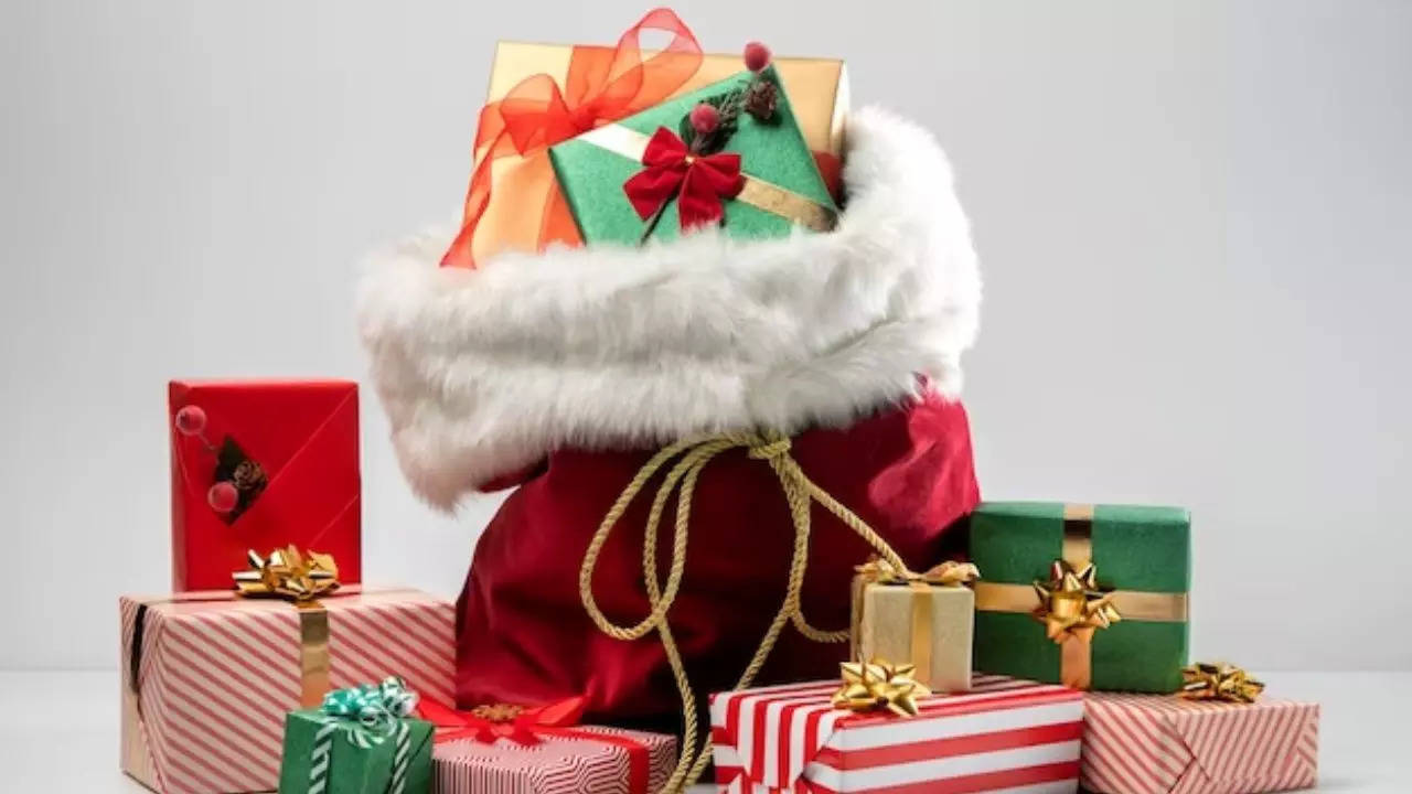 8 Best Secret Santa Gifts Under $40! - The Christmas Cart Blog