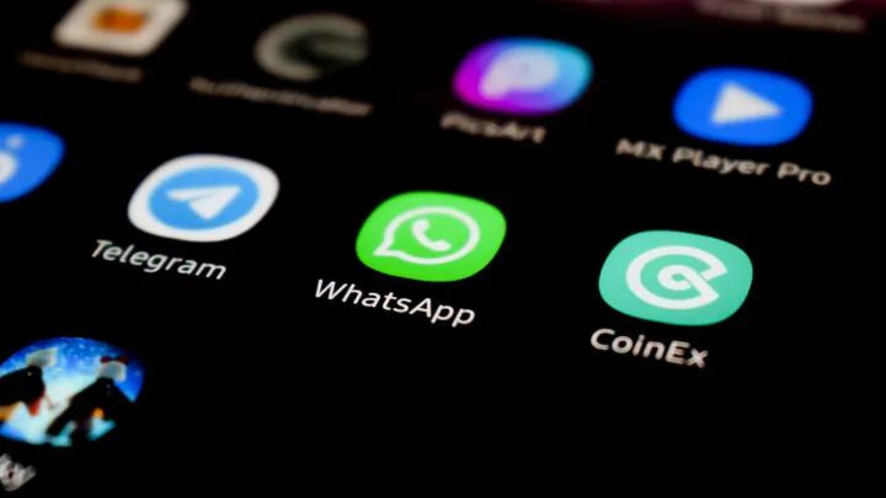 How to see someone's display picture on WhatsApp if I am not in