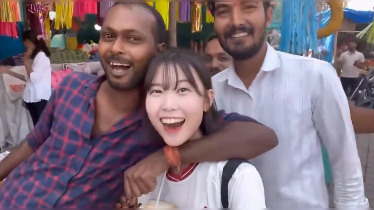 Korean Vlogger Kelly Faces Harassment in Maharashtra, Says 'I Have To Run Away' | Video