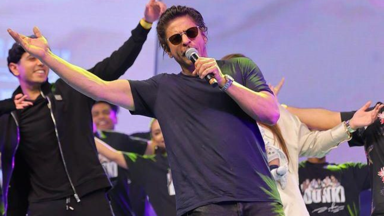 Shah Rukh Khan Channels Inner Om As He Recites 'Agar Kisi Cheez Ko Dil Se Chaaho...' Dialogue At Dunki Event