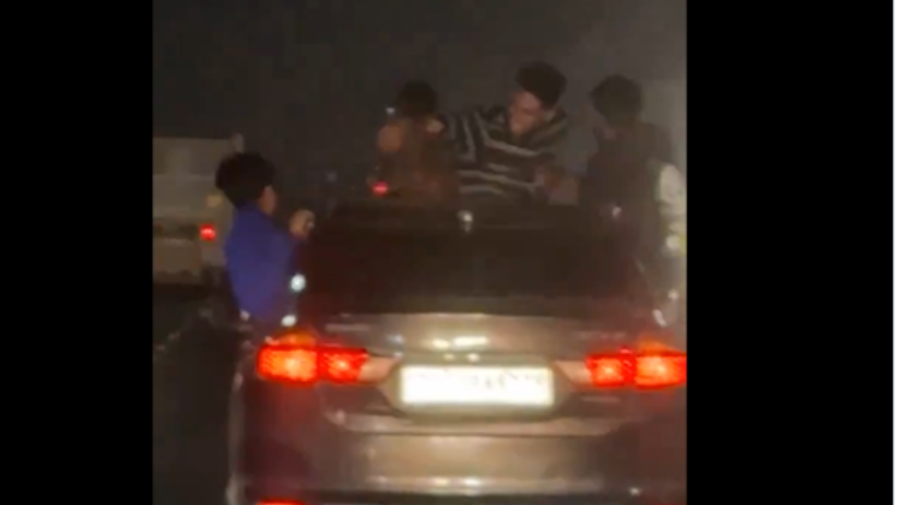 ​4 Youth Hang Out Of Sunroof, Window Of Car; Arrested After Video Goes Viral​. (Credits: Twitter/@mumbaimatterz)