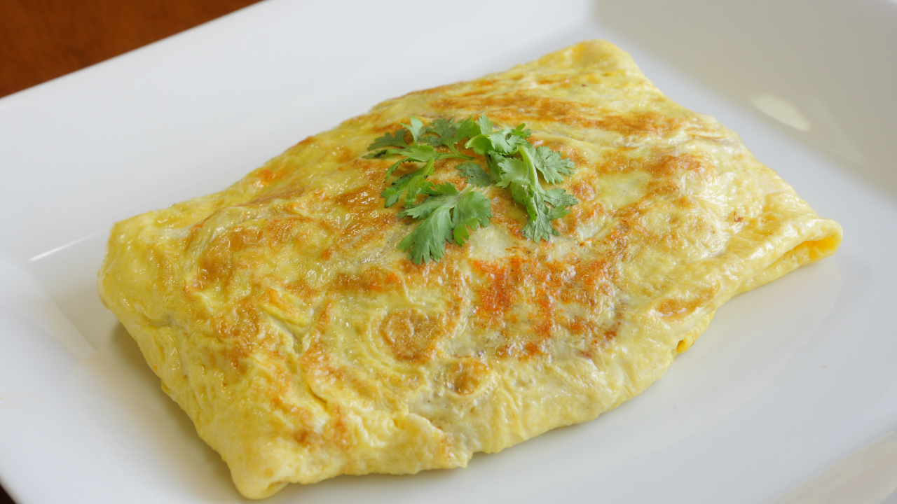 Know how to make light and fluffy air fryer omelette. Pic Credit: Canva