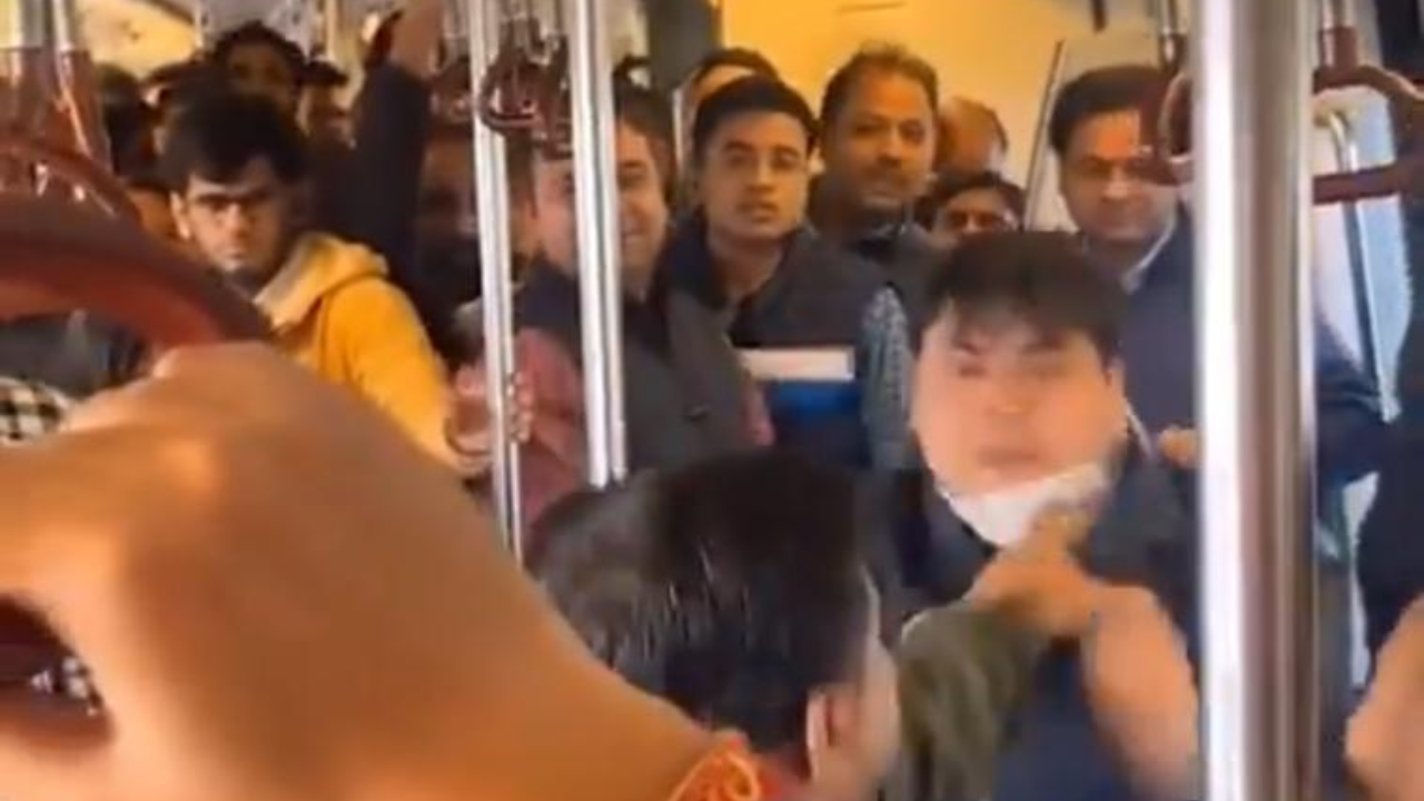 Viral Video: Watch 'Boxing match' In WWE-style Punches In Delhi Metro ...