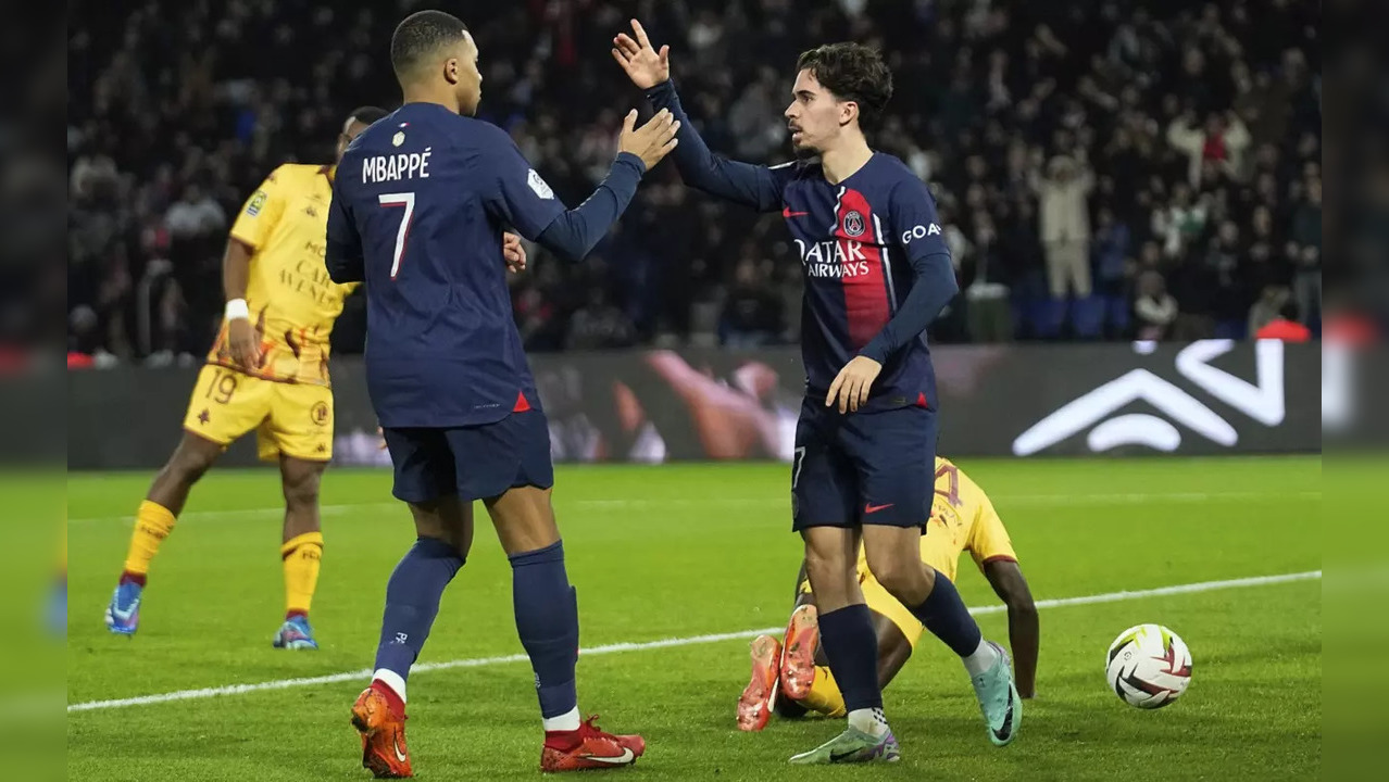 Kylian Mbappe scores twice on his 25th birthday to help PSG beat Metz 3-1