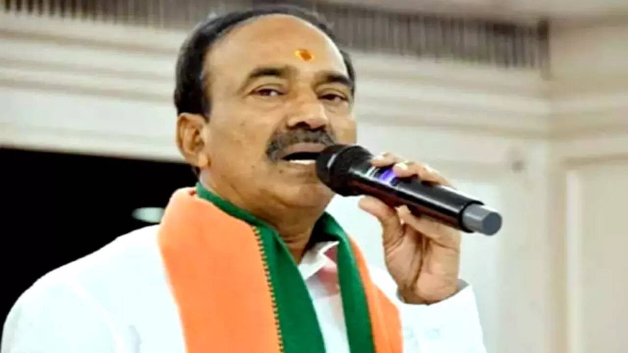 లోక్‌సభ బరిలో ఈటల రాజేందర్: రేవంత్ రెడ్డి బాటలో పయనంItala Rajender in