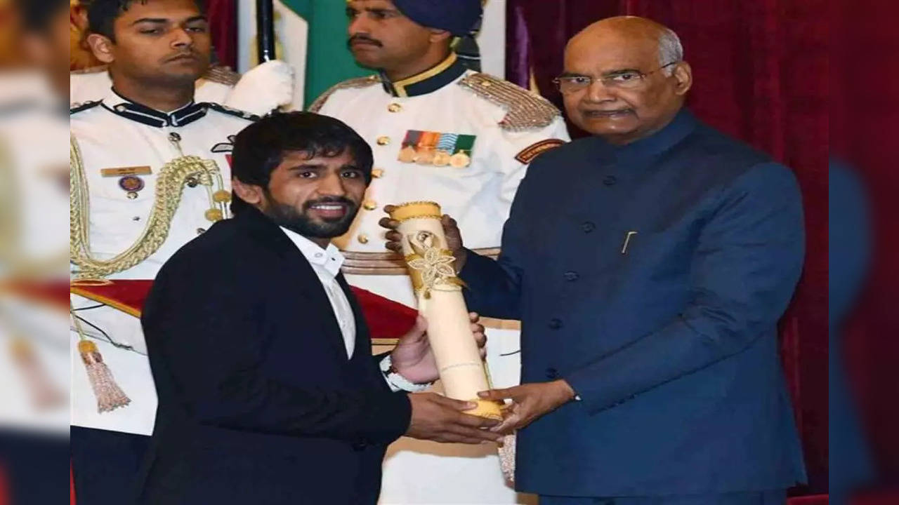 Bajrang Punia Leaves Padma Shri on Kartavya Path Pavement