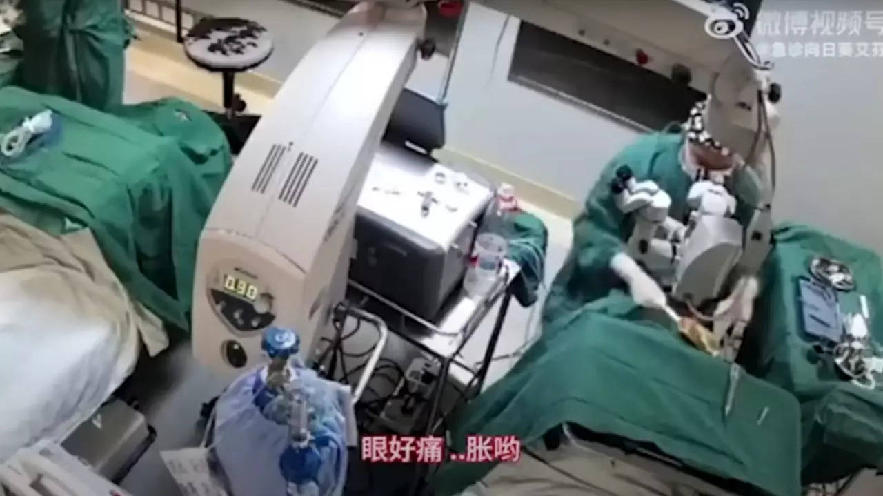 A Chinese doctor punches their patient, 82, during an eye surgery at a hospital in Guigang. | Courtesy: Weibo