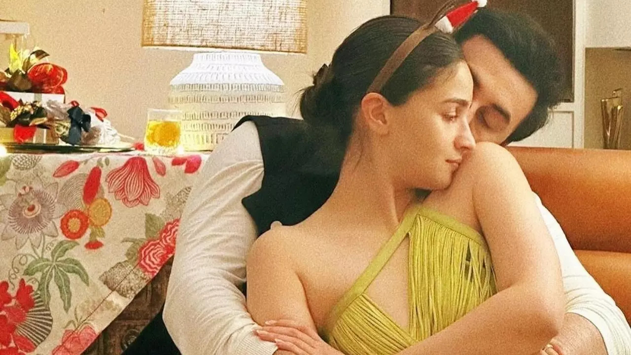 Alia-Ranbir Cozying On The Couch Is The Perfect Christmas Picture!