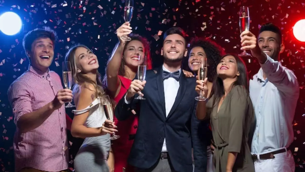 How To Deal With FOMO Of Being Single During New Year’s Eve