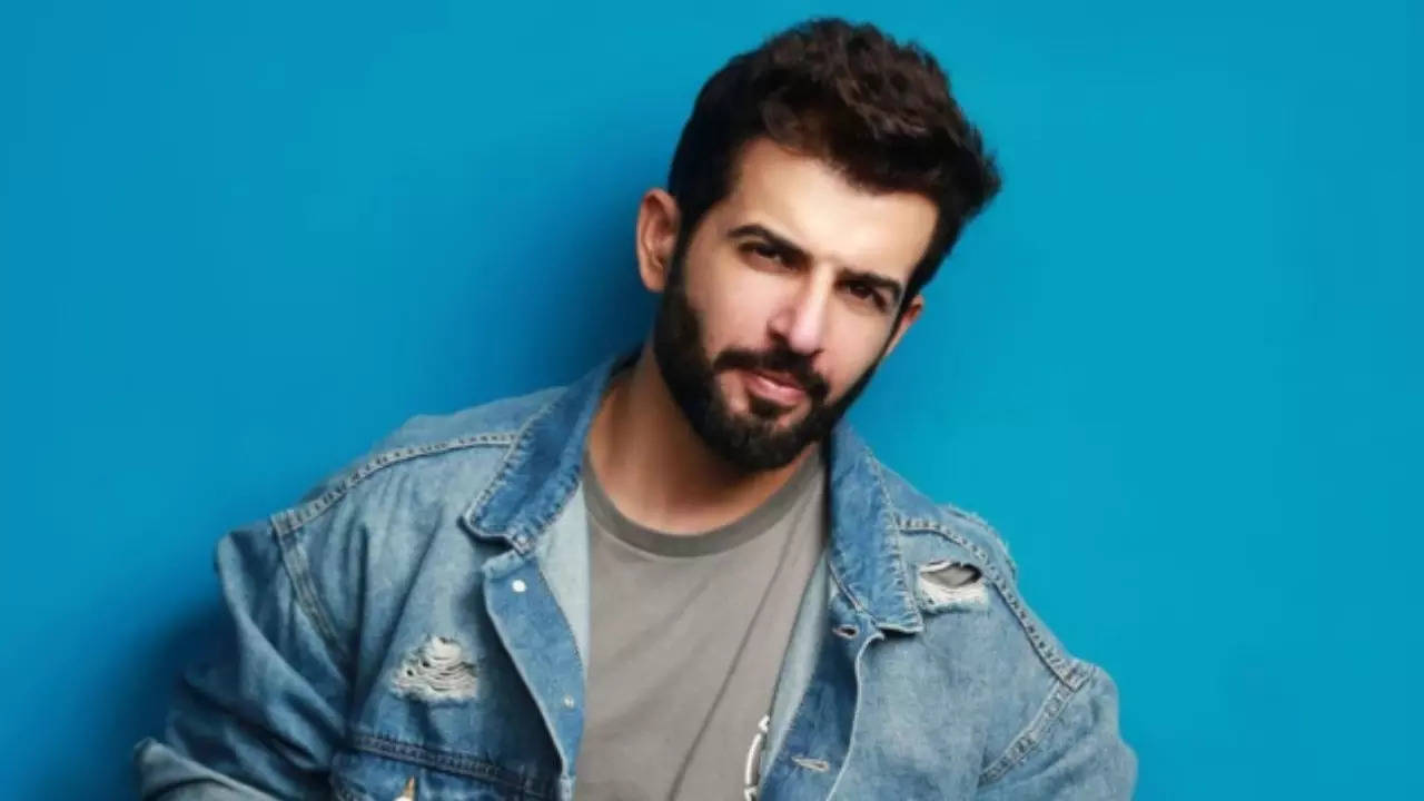 Jay Bhanushali Criticises Airline Company For Its Poor Service