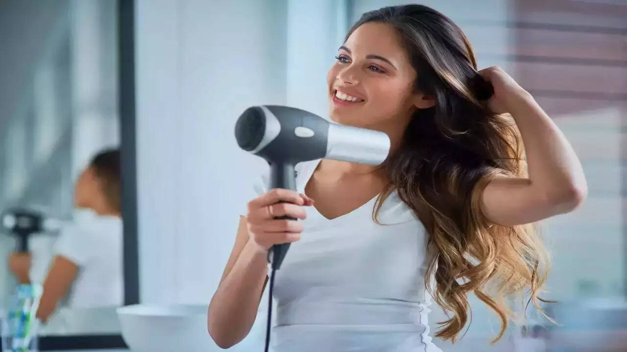 hair dryer advantages and disadvantages हिवाळ्यात Hair Dryer चा जास्त