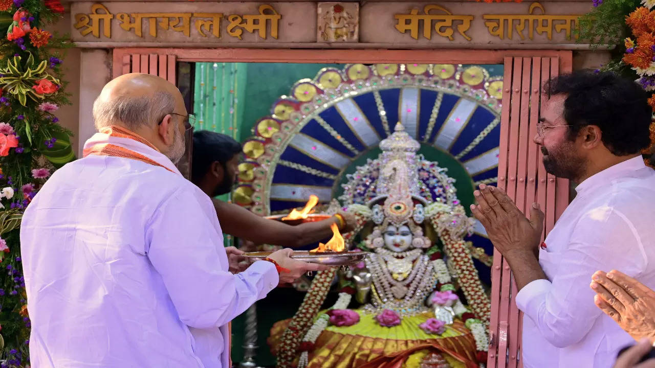 Amit Shah offers prayers at Bhagyalakshmi temple