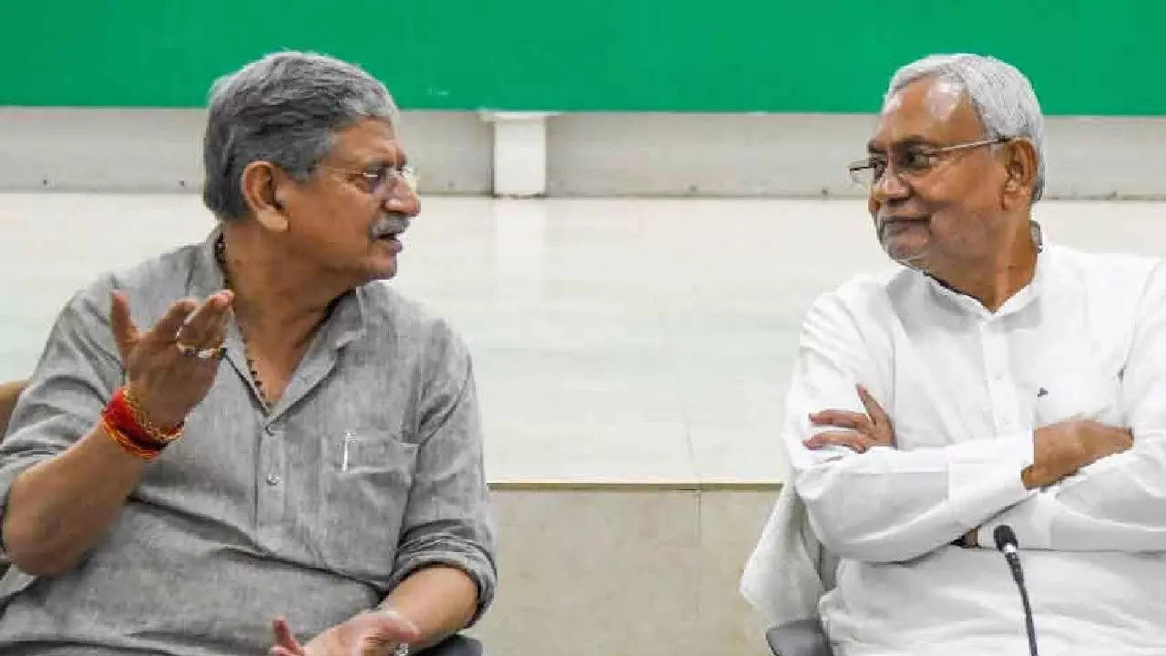 Lalan Singh, the National President of JD(U) submitted his resignation to Bihar Chief Minister Nitish Kumar. His resignation paved way for Nitish Kumar to take charge of the party back.