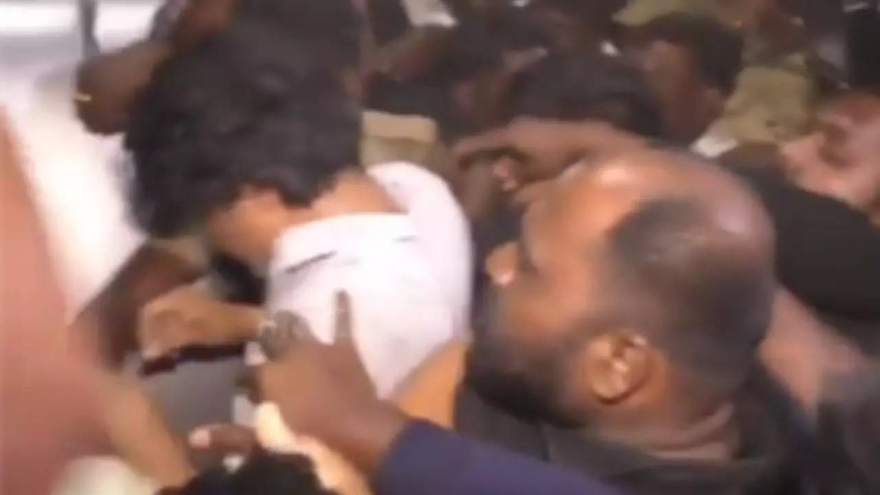 Thalapathy Vijay at Vijayakanth's funeral