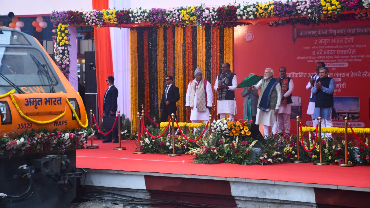 PM Modi flags off New Vande Bharat Express