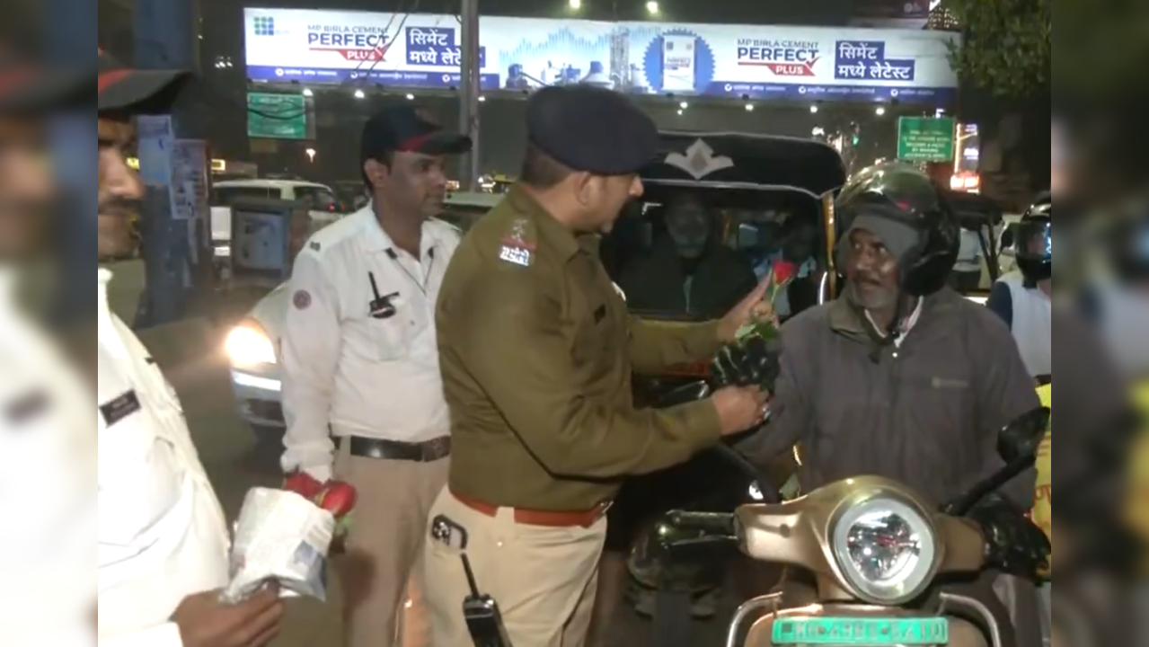 Nagpur Traffic Police Greet Motorists With Flowers