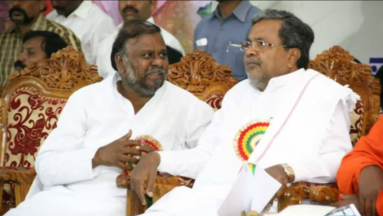 ​Congress leader Holalkere Anjaneya ​with Siddaramaiah