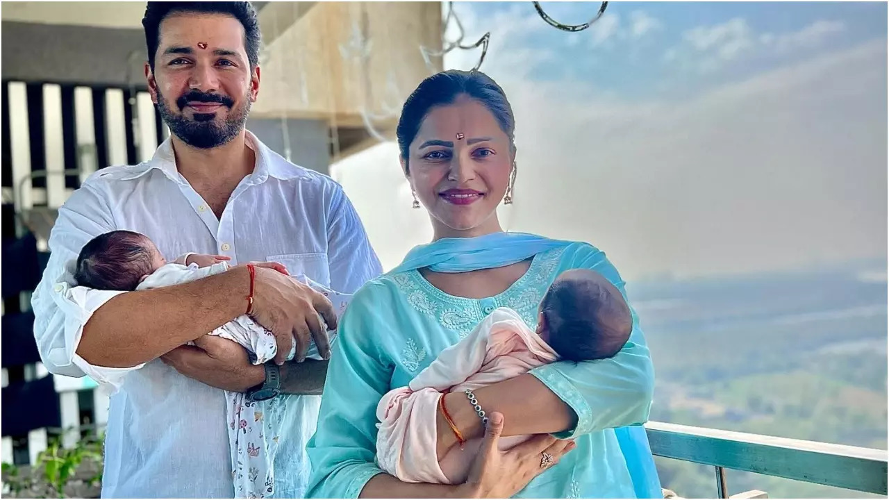 Abhinav Shukla and Rubina Dilaik holding their twin daughters (credit: Instagram).