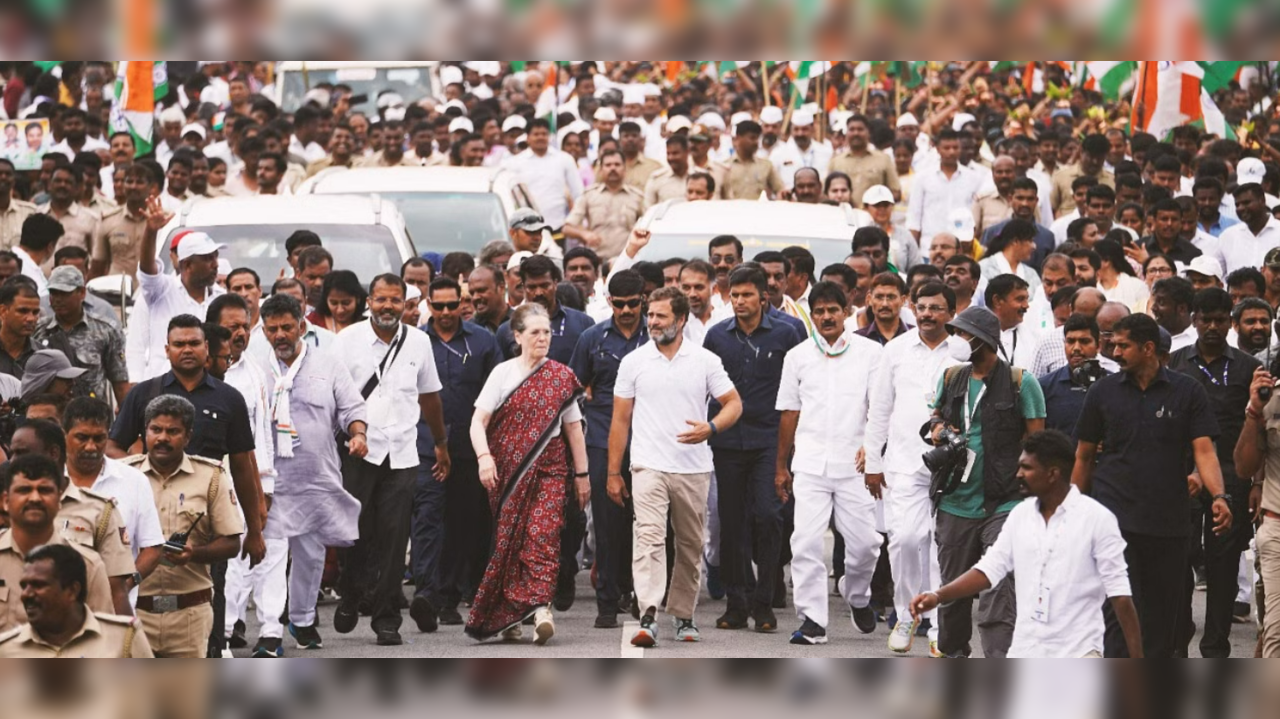 Sonia Gandhi and Rahul Gandhi during Bharat Jodo Yatra