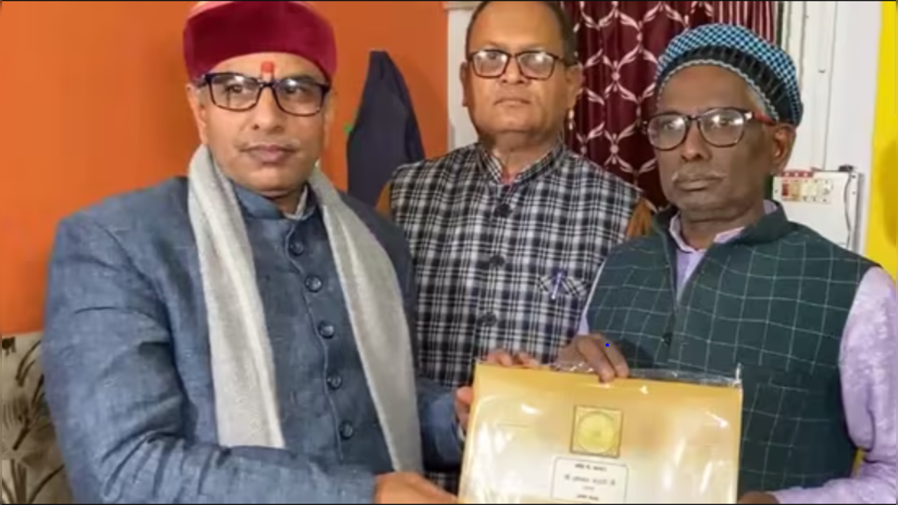 Iqbal Ansari, a litigant in the Ram Janmabhoomi-Babri Masjid case, receives the invite for the Ram Temple consecration ceremony.