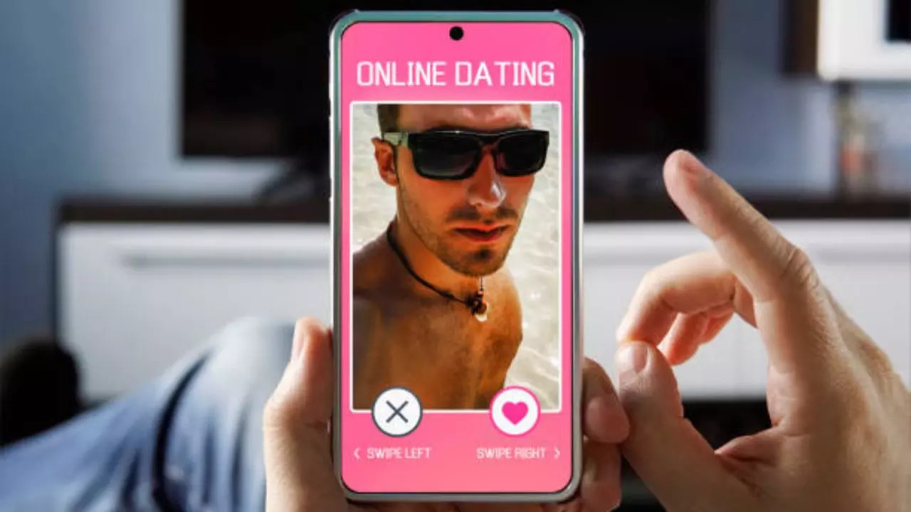 Mistakes To Avoid While Making Your Dating App Bio (Image Credit - iStock)