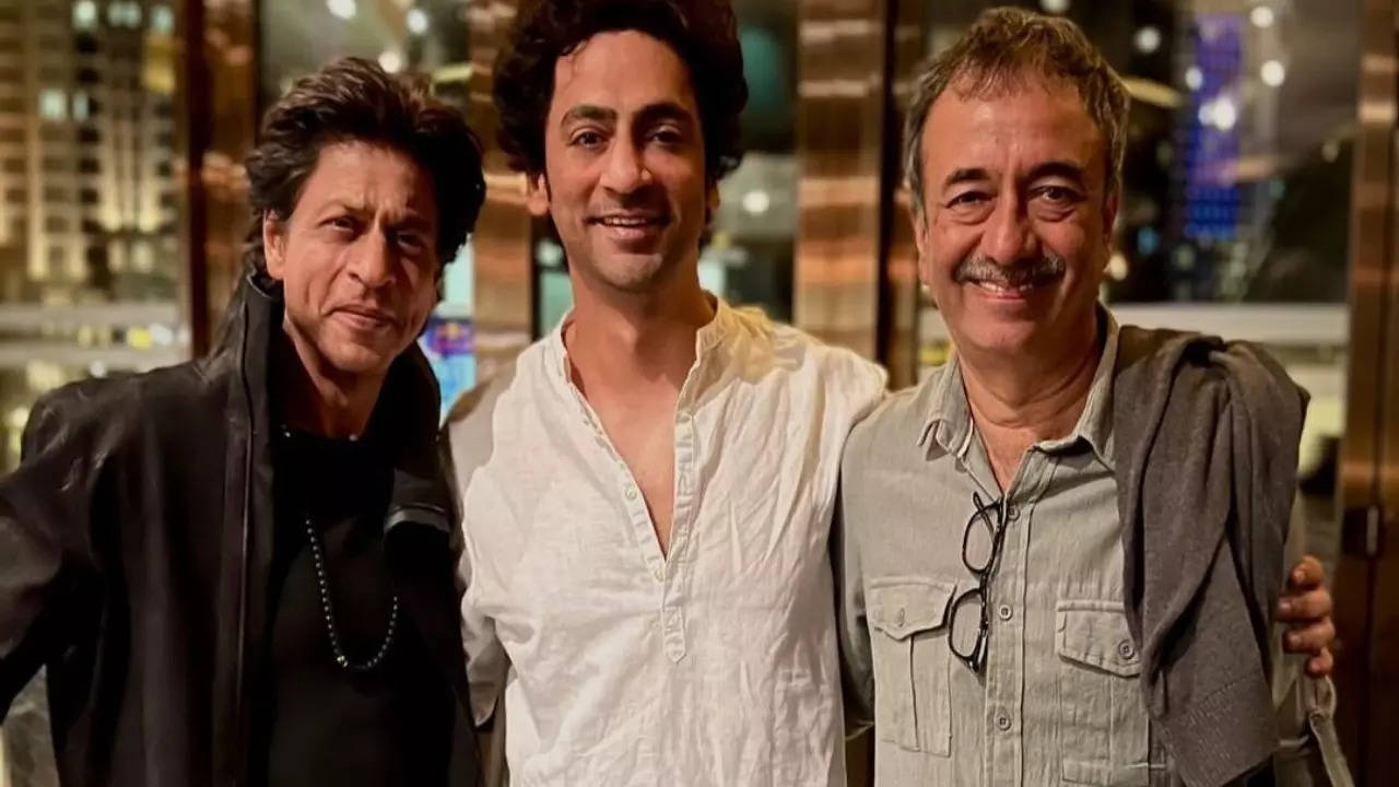 Dunki Success Bash: Shah Rukh Khan Flaunts His Dimples As He Poses With Rajkumar Hirani, Anil Grover