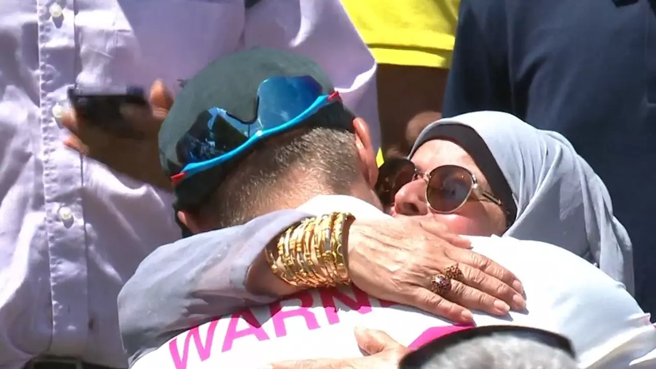 david warner hugs usman khawaja's mum