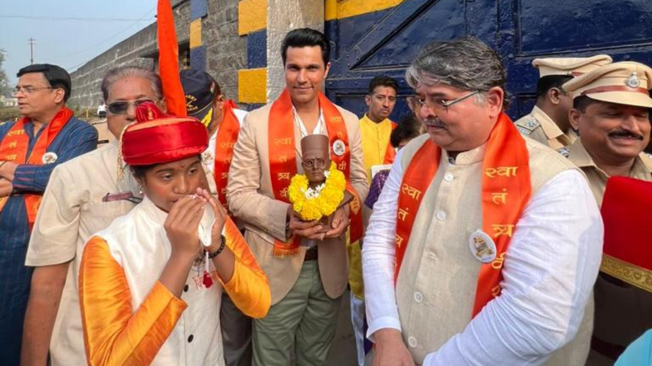 Randeep Hooda Flags Off Swatantraveer Savarkar Mukti Shatabdi Yatra In Pune