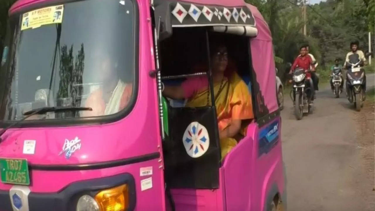 pink e rikshaw