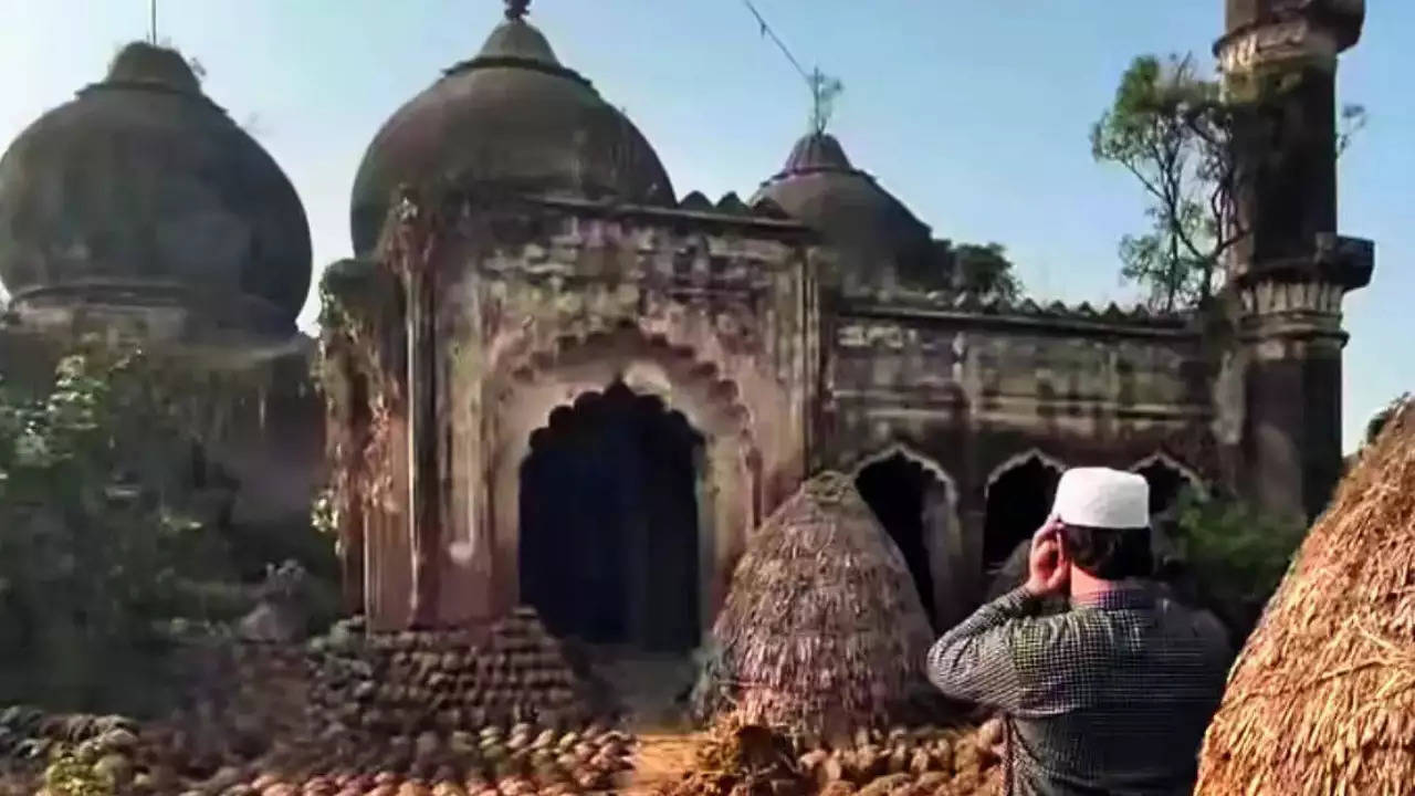 Man Offers ‘Azan’ In 250-Year-Old ‘Mosque’ In UP, Gets Arrested | Here's Why