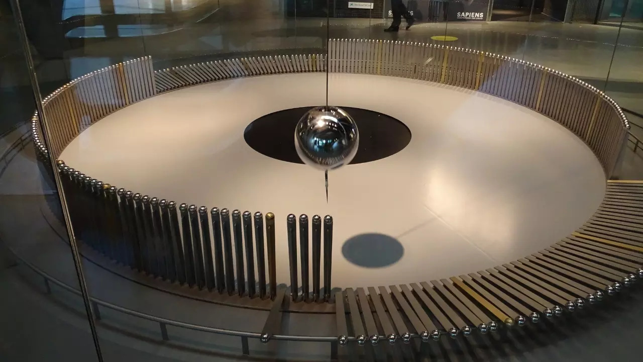 A Focault pendulum demonstrates the Earth's rotation at Barcelona Cosmocaixa, Barcelona. | Wikimedia Commons