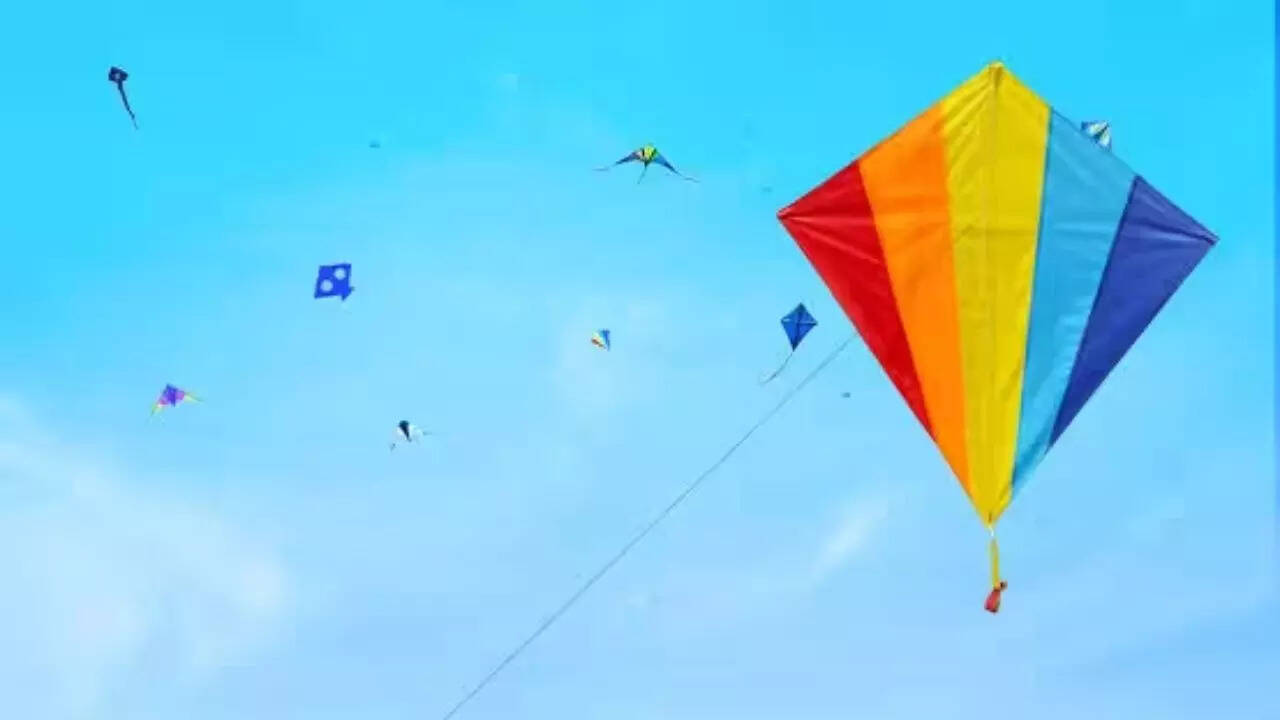 Beed News ,Boy Died While Flying Kite पतंग उडवणे जीवावर बेतले! गॅलरीतून पडून चिमुकल्याचा