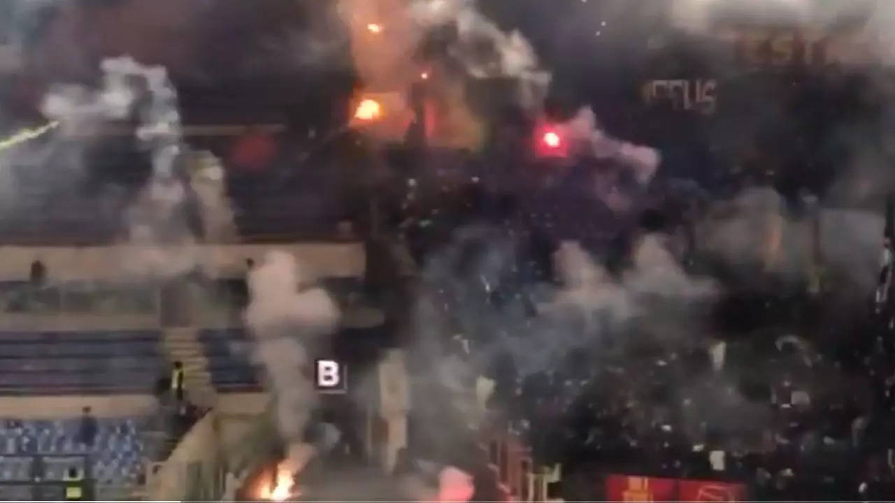 Lazio Vs Roma: Fans Launch Flares Before Coppa Italia Quarter-Final Derby | Viral VIDEO