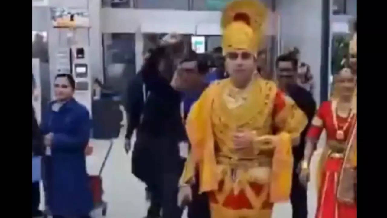 Dressed as Ram and Hanuman, Passenger Takes First Flight from Ahmedabad to Ayodhya