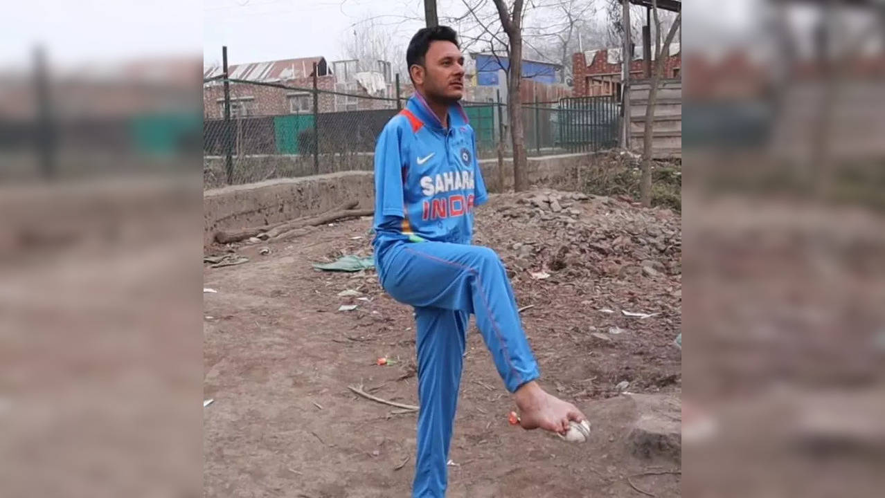 Aamir Hussain Armless Cricketer Kashmir