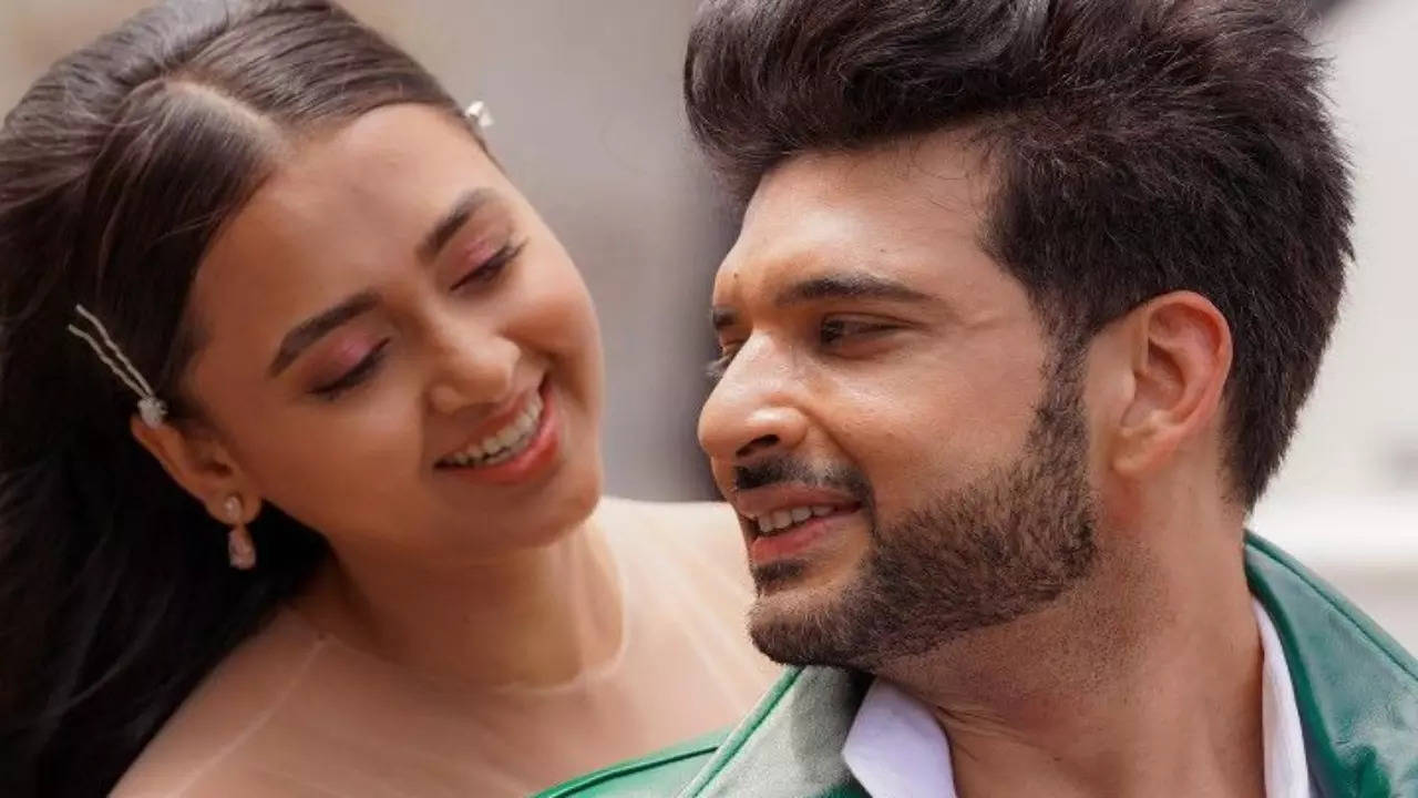 Karan Kundrra Teases Tejasswi Prakash As Bigg Boss 15 Winner Forgets Her Passport