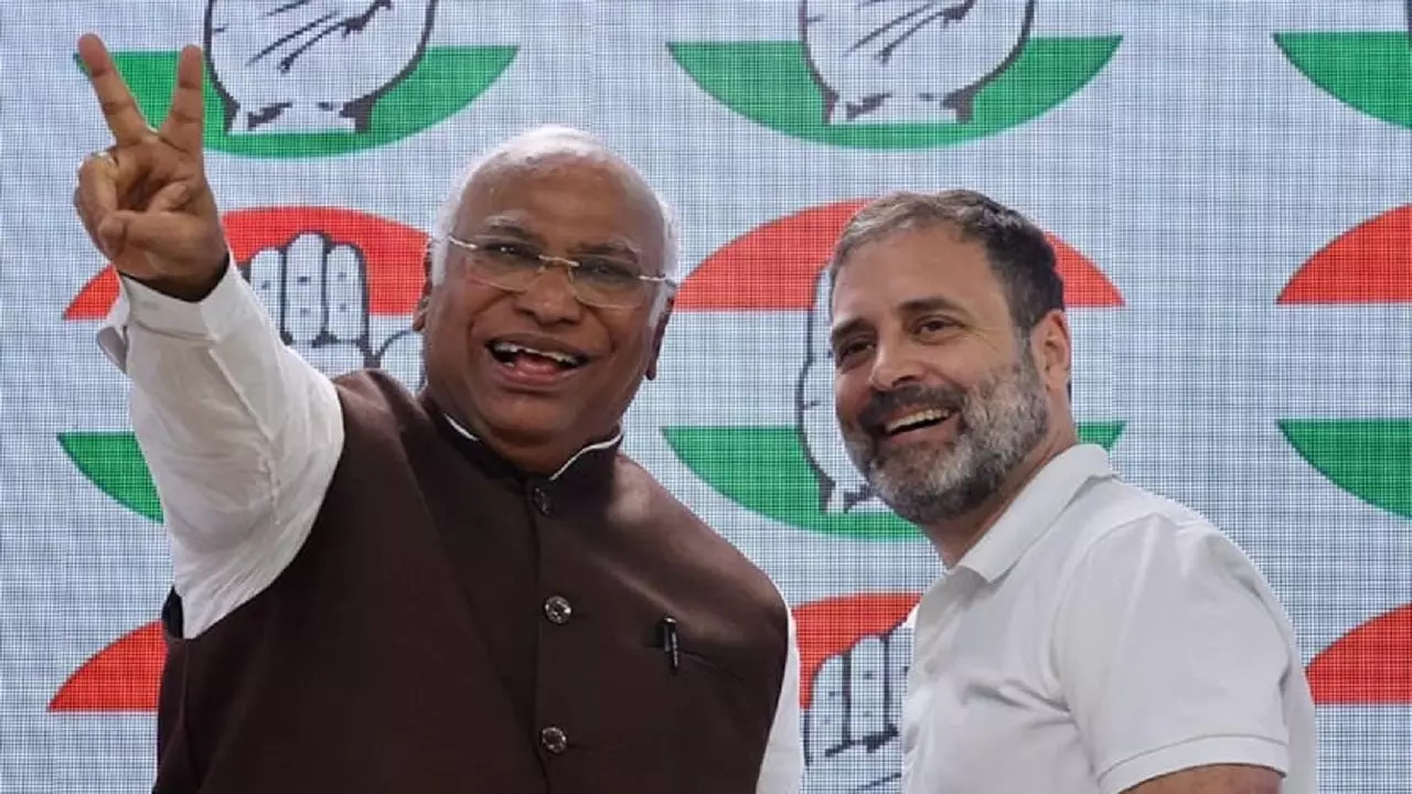 Mallikarjun Kharge With Rahul Gandhi