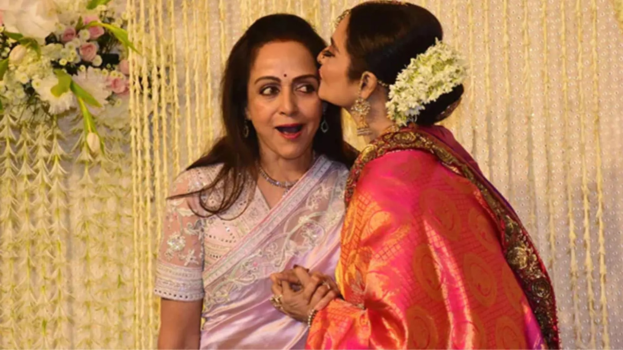 Rekha's Forehead Kiss To Hema Malini Is Too Sweet To Miss. WATCH