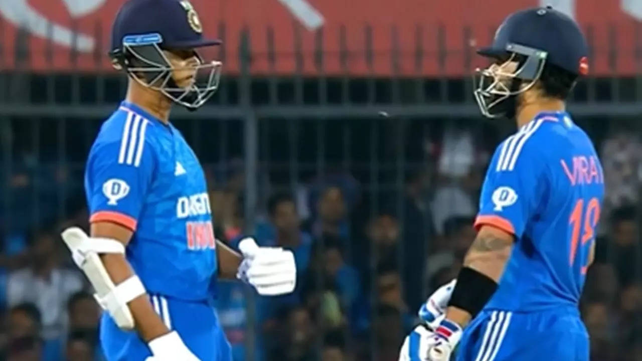 Yashasvi Jaiswal Mid-Pitch Talk With Virat Kohli During IND vs AFG 2nd T20I