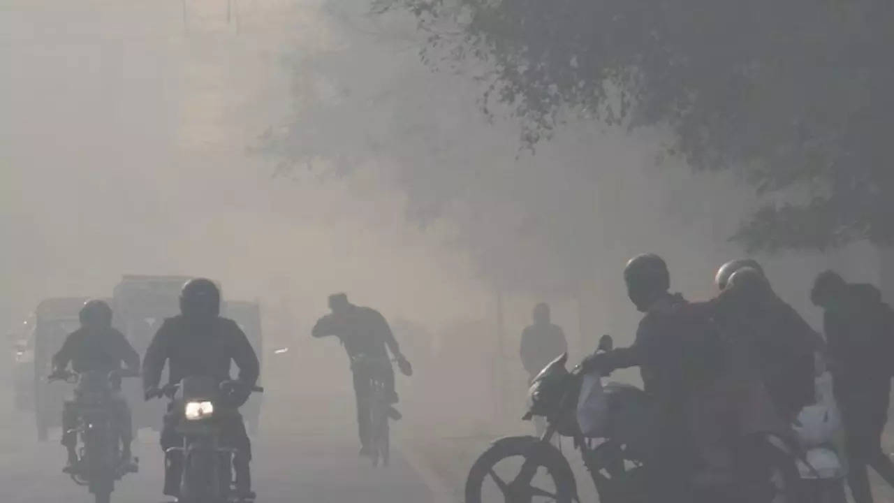 Delhi Records Season's Lowest Temperature at 3.3 Degrees Celsius Amidst Severe Cold Wave