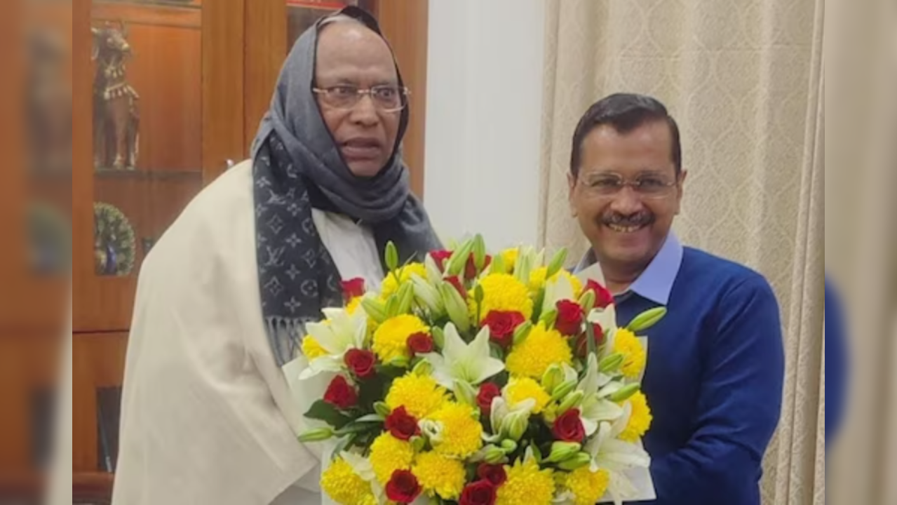 Mallikarjun Kharge With Arvind Kejriwal