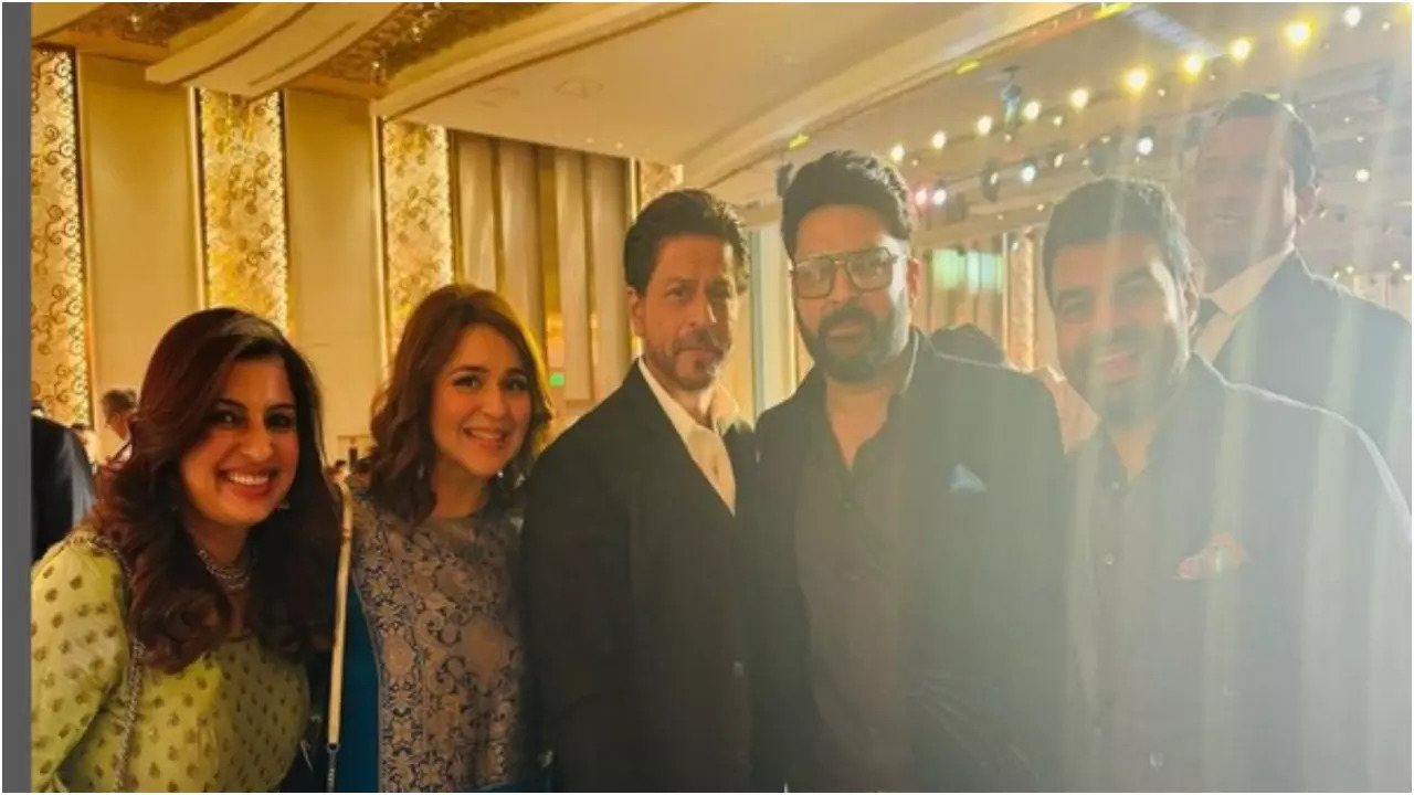 Kapil Sharma, Wife Ginni Pose With Shah Rukh Khan At Ira Khan's Wedding Reception