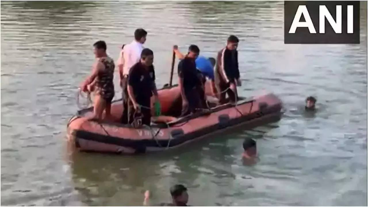 boat carrying children capsized in harni motnath lake